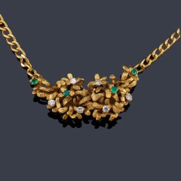 Lote 2453: Collar con motivo central con diseño floral enriquecido con brillantes y esmeraldas realizado en oro amarillo texturizado.