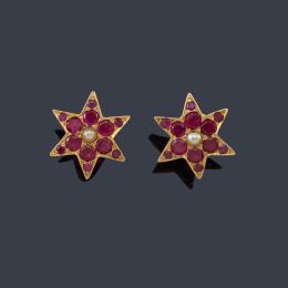 Lote 2459
Pendientes cortos con diseño en forma de estrella cuajada de rubíes y centro con perlita.