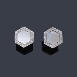 Lote 2479
YANES
Pendientes cortos con placa de nácar con diseño hexagonal y orla de brillantes de aprox. 0,80 ct en total, en montura de oro blanco de 18K.