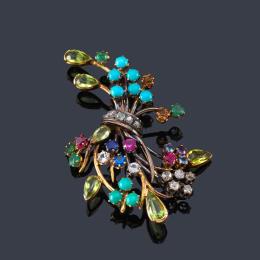 Lote 2485: Broche con diseño de bouquet floral con peridotos talla perilla, rubíes, zafiros, esmeraldas, turquesas en cabujón, y diamantes talla antigua. Ppios S.XX.