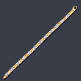 Lote 2487: Pulsera articulada con eslabones en oro amarillo mate y brillo con detalles con diamantes.