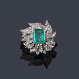 Lote 2505: Anillo con esmeralda central de aprox. 1,00 ct con orla vegetal de diamantes talla sencilla.