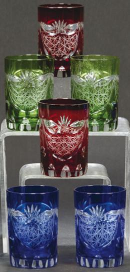Lote 1001: Seis vasos de licor de cristal de Bohemia tallado de distintos colores