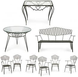 Lote 1013: Conjunto de jardín formado por canapé, 6 butacas, mesa de comedor, y mesa de centro en metal pintado de negro. S. XX