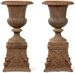 Lote 1015: Pareja de copas estilo Medici, con bases en forma de capiteles corintios en hierro colado.
