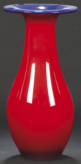 Lote 1019: Jarrón de cristal de Murano doblado con parte externa roja.