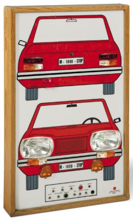 Lote 1025: Panel didáctico de autoescuela en plástico y madera para aprender lios tipos de luz del vehículo, España h. 1970.