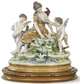 Lote 1031: Grupo escultórico de porcelana pintada y esmaltada representando Venus bañandose atendida por puttis. Con alguna rotura, restauración y piquetes. Con marca y firma "Rinard". 
Alemania, siglo XIX.