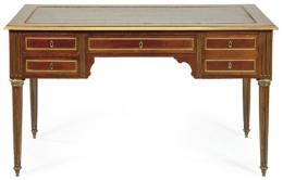 Lote 1041: Mesa de escritorio estilo Directorio, con un cajón largo en el frente, flanqueado por dos cortos a cada lado, patas troncocónicas acanaladas y aplicaciones de bronce. Francia, finales S. XIX