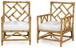 Lote 1049: Pareja de sillones de bambú, con respaldos y apoyabrazos rectos y cojines cuadrados tapizados en blanco.
S. XX