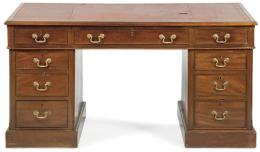 Lote 1062: Mesa de escritorio victoriana, sobre dos pedestales con cajones, en madera de caoba, con tapete de cuero rojo, gofrado y dorado. Tiradores de latón. Inglaterra, segunda mitad S. XIX