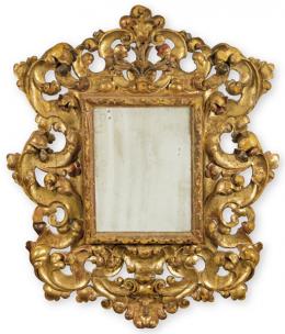 Lote 1073: Gran marco de espejo Colonial barroco en madera tallada, calada, dorada y parcialmente pintada. Placa de espejo dentro de un amplio borde foliado moldeado con hojas de acanto y flores. 
Virreinato de Nueva España, principios S. XVIII
