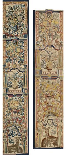 Lote 1080: Dos fragmentos de tapiz tejidos en lana y seda, decorado con jarrones con flores y frutas.
Flandes, S. XVII