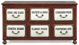 Lote 1083: Mueble de farmacia, en madera pintada con seis cajones en el frente con el nombre de diferentes productos
Finales S. XIX – principios S. XX