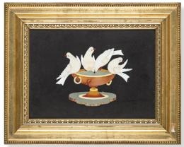Lote 1089: Placa de piedras duras representando palomas bebiendo de un pebetero sobre fondo negro. Florencia,  S. XX