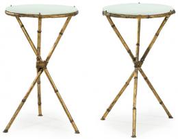 Lote 1090: Pareja de mesas auxiliares redondas estilo Maison Jansen, con tres patas entrelazadas en hierro dorado simulando bambú y tapas de cristal opaco en blanco. Francia, mediados S. XX