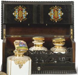 Lote 1093: Caja tocador Napoleon III en madera ebonizada con incrustación de hueso y maderas teñidas, Francia h. 1860.