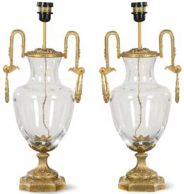 Lote 1096: Pareja de lámparas de mesa de cristal y bronce de estilo neoclásico S. XX.