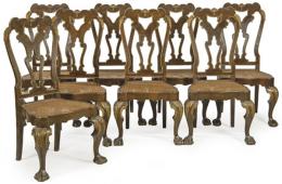 Lote 1098: Conjunto de ocho sillas siguiendo modelos ingleses Chippendale en madera de caoba, con respaldo calado y patas talladas y parcialmente doradas acabadas en garras sobre bolas. Asientos de rejilla.Principios S. XX
