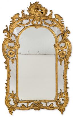 Lote 1124
Marco de espejo à parcloses Luis XV, en madera moldurada, calada, tallada y dorada, decorada con volutas de hojas. Entrecalles y frente de espejo antiguo. Francia, mediados S. XVIII