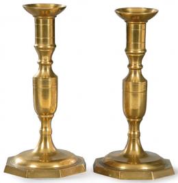 Lote 1127: Pareja de candeleros de bronce con vástago abalaustrado con nudo de jarrón S. XVII.