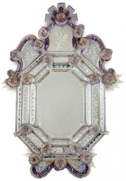 Lote 1132: Espejo octagonal en vidrio soplado, grabado y colorado de Murano, con crestería recortada. Años 70