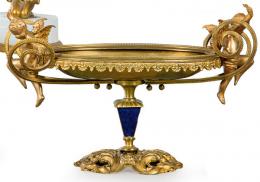 Lote 1140: Pequeño centro de mesa oval de bronce y esmalte azul, ff. S. XIX.