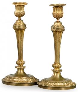 Lote 1141: Pareja de candeleros Luís XVI de bronce dorado, Francia último tercio S. XVIII.