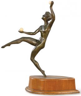 Lote 1148: "Mujer Bailando" Figura estilo Art Decó en madera mediados S. XX.