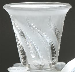 Lote 1151: Jarrón abocinado de cristal helado y translúcido de René Lalique con decoración de ocho hojas de helecho.