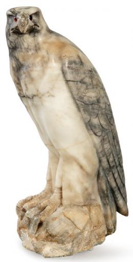 Lote 1155: "Aguila" Art Deco tallada en alabastro h. 1920-30.