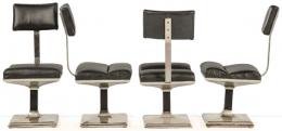 Lote 1161: Conjunto de cuatro sillas art decó, sobre pedestal en metal negro y base en metal cromado, con tapicería de curpiel negra.
Inglaterra, años 40