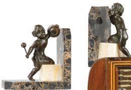 Lote 1162: Pareja de sujetalibros de metal patinado y mármol de distinto color, Francia h. 1920-30.