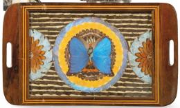 Lote 1165: Bandeja en madera decorada con mosaico de alas de mariposas morpho entre otras, siglo XX