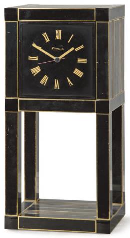 Lote 1179: Reloj de sobremesa de cuarzo en metal lacado en negro y metal dorado.
Firmado en la esfera Electronic