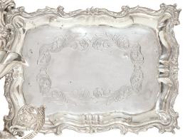 Lote 1185: Bandeja rectangular de plata española punzonada 1ª Ley.