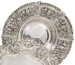 Lote 1194: Centro de mesa circular de plata española punzonada 1ª Ley con alero calado y decoración de aves.