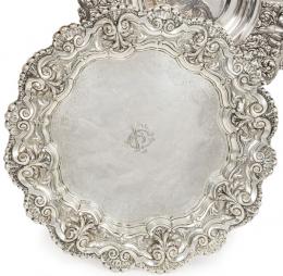 Lote 1196: Bandeja circular con borde repujada de plata española punzonada 1ª Ley de Matilde Espuñes