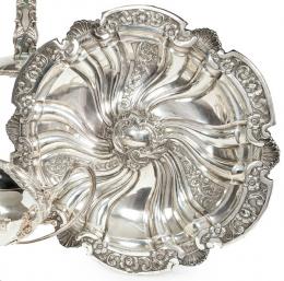 Lote 1200: Bandeja circular de plata española punzonada Ley 916 con acanaladuras sesgadas y decoración vegetal y de veneras