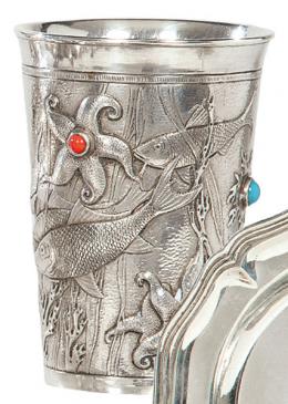 Lote 1242: Vaso de plata sin punzonar con decoración en relieve de peces y estrellas de mar con cabujones de esmalte h. 1960-70.