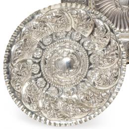 Lote 1246
Bandeja circular de plata española con decoración de gajos con flores repujadas y cinceladas ff. S. XIX pp. S. XX.