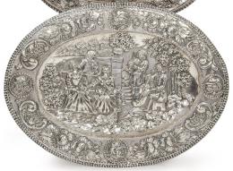 Lote 1266: Bandeja oval de plata española punzonada de Collar con fiel contraste de C. Muñoz, Madrid ff. S. XIX.