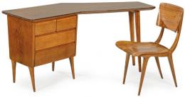 Lote 1280: Mesa de escritorio Boomerang, sobre patas troncocónicas y pedestal con dos cajones largos y dos cortos. Silla a juego.
Dinamarca, años 60