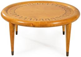 Lote 1297: Mesa de centro siguiendo modelos de Jean Royére, en madera de abedul con patas troncocónicas terminadas en latón y tapa de marquetería de motivos geométricos.
Francia, años 50
