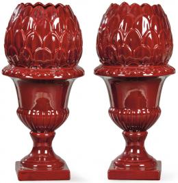 Lote 1309: Pareja de centros de mesa en cerámica esmaltada en color berenjena de Bassano, en forma de copas tipo médici, con hojas en forma de piña. Italia, S. XX