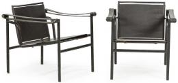Lote 1315: Le Corbusier (1887-1965) diseño de 1928. Reedición.
Pareja de sillas modelo LC1, con estructura tubular de acero en negro mate. Asiento y respaldo basculante en cuero negro y brazos a juego.
S. XX