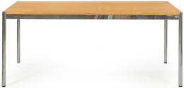 Lote 1323: Mesa Haller de USM diseño de 1964
La base de esta mesa es su icónica estructura de acero tubular cromado y tablero laminado en madera de haya natural. Con etiqueta de la marca.