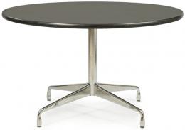 Lote 1332: Mesa de comedor redonda, siguiendo el modelo Segmented que diseñaron Charles & Ray Eames para Vitra.