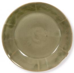 Lote 1338: Pequeño plato  lobulado, chino antiguo de cerámica con vidriado celadón siguiendo modelos de la Dinastía Song