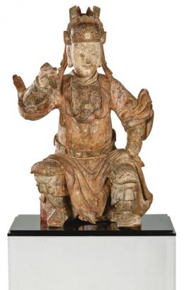 Lote 1340: Mandarín tallado en madera y policromado Dinastía Ming, SS XVII-XVIII.